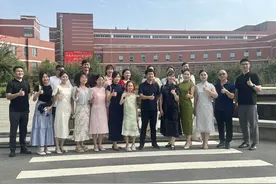 校长、老师化身“送考团” 郑州这所中学学生直呼“太暖了”图片