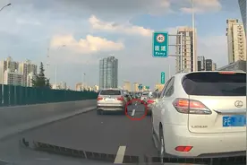 上海一高架桥路面因高温起拱，当地：已抢修，将加强巡逻图片