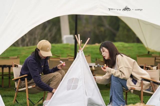 东港，把红叶与暖阳都拥入怀