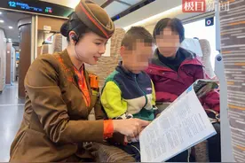 孩子车内玩手机噪声扰动车厢，列车长拿来图书轻松化解图片