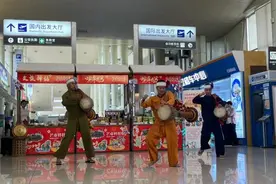 德宏芒市机场“花式”接机！沉浸式体验点燃泼水节热情图片