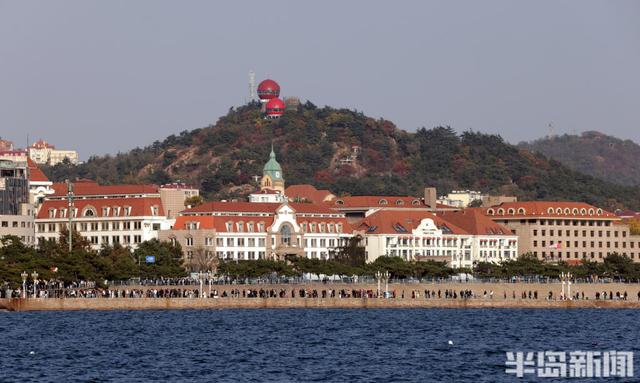 栈桥碧波载游人，天朗气清眺楼宇