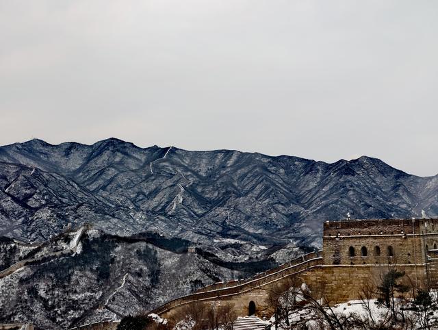 雪拥雄关，八达岭长城变诗意水墨画