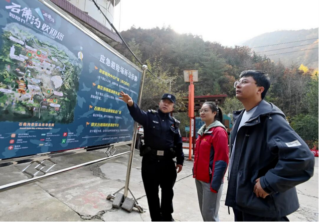 兰州石佛沟的秋日浪漫：不止层林尽染，还有“导游式”民警护你赏秋无忧