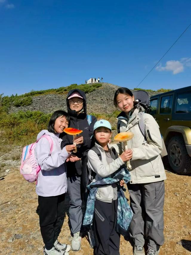 偃松小镇的告别礼！呼源镇为杭州研学少年送定制书包，研学时光里藏满山野乐趣