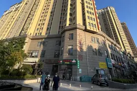 60公分承重墙也敢拆！青岛一22层居民楼底商承重墙被切割  居民家里的裂痕、裂纹持续增多图片