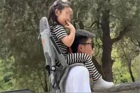 体育生518元受雇背娃上泰山，你情我愿无可厚非图片