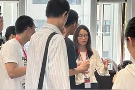 韦东奕开通社交账号后再露面，与34岁教授王虹同框讨论数学问题图片