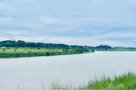 湖南长沙县：打造河道保洁专业力量  绘就美丽河湖生态画卷图片