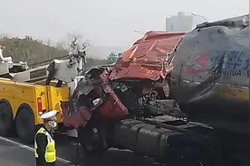 G15高速半挂罐车侧翻 一人受伤送医图片