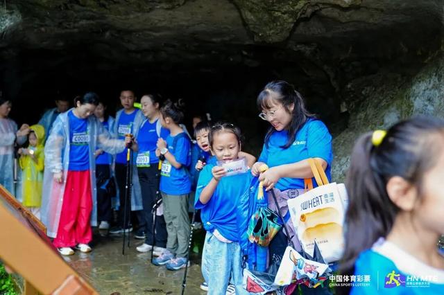 徒步大会与星空音乐会点亮湘西洛塔，八百行者“向野而行”