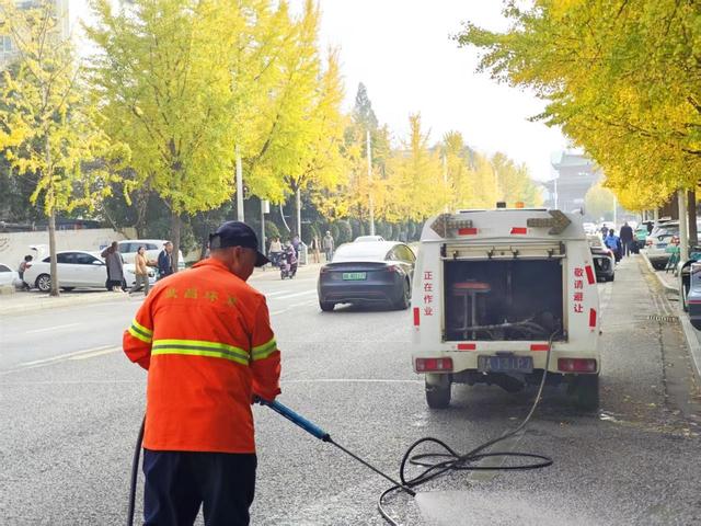 武昌首义路犹如铺上黄金毯，“落叶缓扫”留住江城秋日诗意