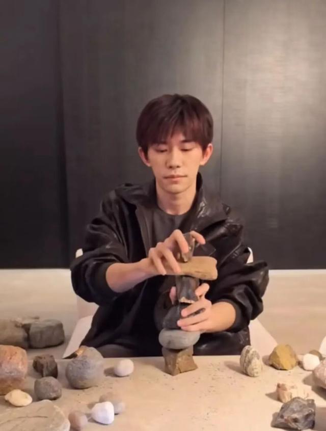 易烊千玺时隔8年直播一直在垒石头