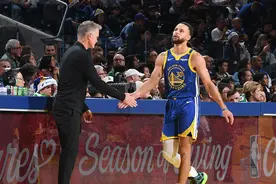 科尔：库里今天参加了训练对抗赛 对其回归持乐观态度图片