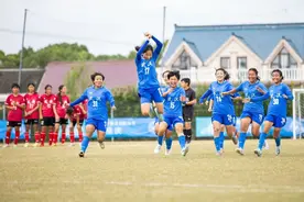 厉害了！武汉这所中学女足一年夺三冠图片