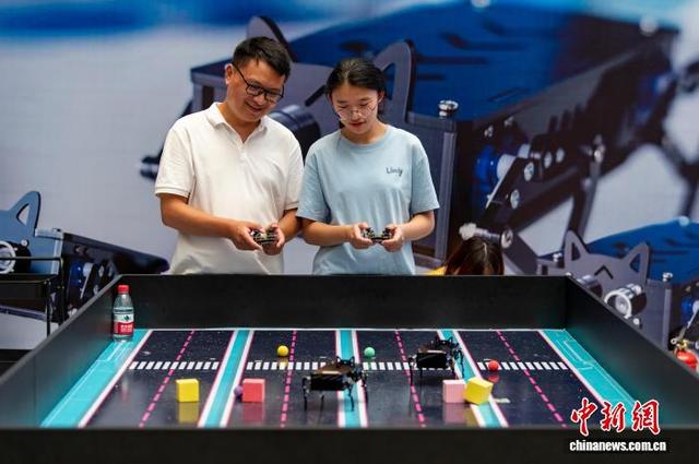 浙江金华：体验科技魅力 乐享暑期生活