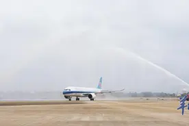 国产大飞机C919首次搭载旅客飞抵海南图片