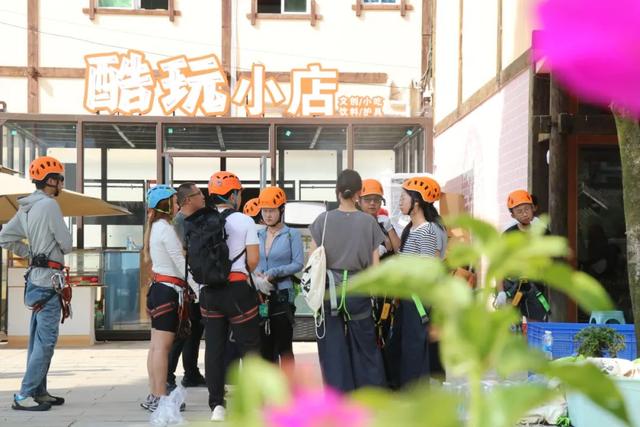 绥阳双河洞景区：飞拉达火爆遇“堵车” 景区多措并举保畅通