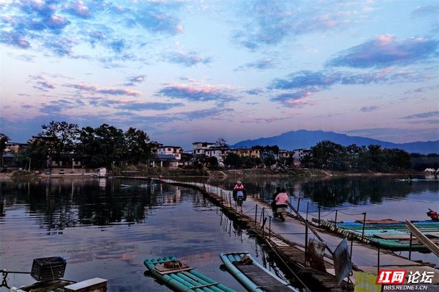 霞光漫过浮桥，桂林的黄昏温柔得不讲道理