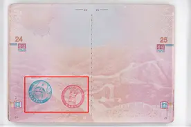 江西旅客从昆明机场出境泰国 被发现护照上盖着一对“哆啦A梦”印章图片