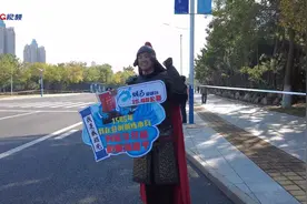 烟台马拉松“显眼包”——男子身穿将军服饰为运动健儿加油打气图片