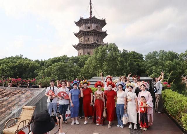 氛围拉满！古城刷屏了，最美中国红！