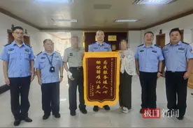 交警驾驶私家车护送受伤老人就医，家属送来锦旗致谢图片