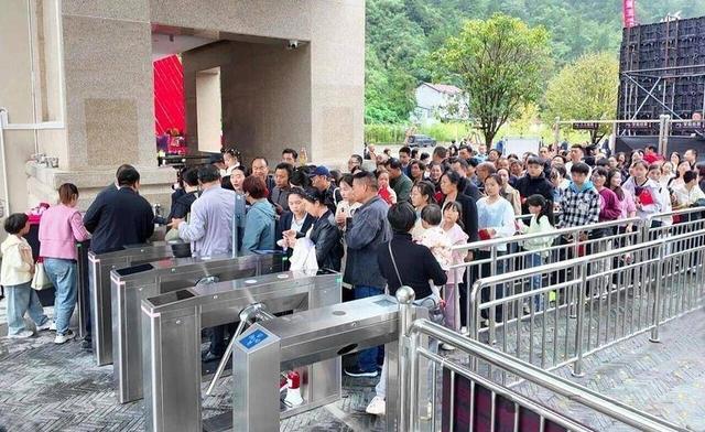 焕新迎客，游人如织！国庆中秋假期首日，保康五道峡景区售票破万