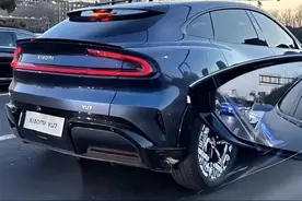 小米YU7 Max实车上路，车漆质感细腻、全新括号转向灯加持图片