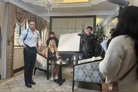 中国造霸总“硬控”海外主妇丨制片人：我在横店拍老外短剧，中国人写的剧本更“爽”图片