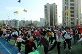 衢州这所小学操场上，数百架纸飞机伴着科技梦想飞起来图片