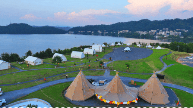 持巨星演唱会门票，可享景区免票！