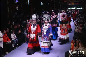 精彩~六盘水非遗服饰亮相贵州“村T”舞台图片