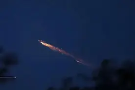 男子神舟十八 “追星” 之旅遇险，蜀黍急走沙漠夜路援救航天爱好者图片