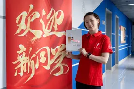 才下赛场，又上学堂，大一新生陈芋汐、徐卓一报到！图片