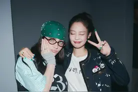 Jennie、碧梨罕见同框！脚上穿的鞋你认识吗？图片