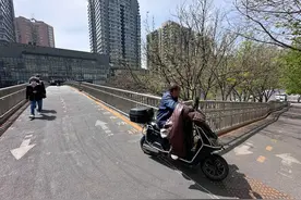 电动自行车天桥“飞驰”屡禁不止，何解？丨城市体验官图片