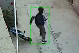 弟弟骑滑板车溜向路口，6岁哥哥撂下自行车就冲了出去！图片