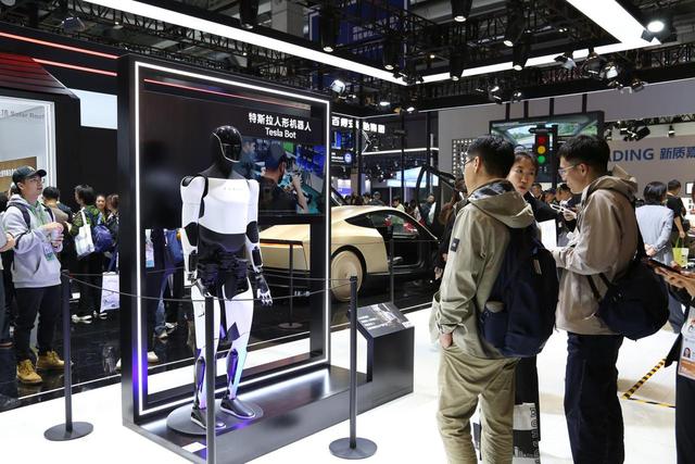 进博引力场｜特斯拉展台挤满人！科幻“未来街区”正照进现实