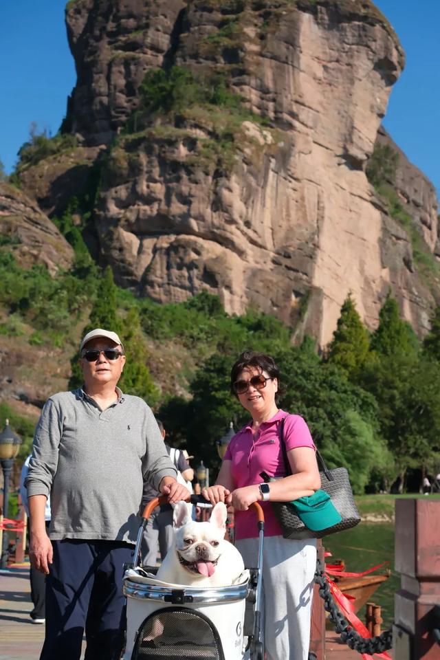 滑板耶耶帅气出街，打卡道家仙山！龙虎山宠物友好景区实锤了，快带上毛孩子来畅玩仙境福地！