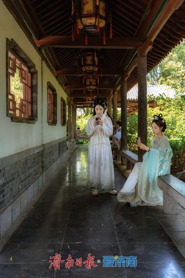 一年四季 泉在济南丨大明湖遐园：济南版“苏州园林”变身汉服佳人取景地