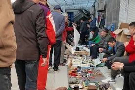 没找到30元的CCD，但有3块钱的毛笔、棋子大的水碗……既是跳蚤市场也是聊天室，上海爷叔每次都要来图片