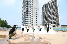 工地上的浪漫！长沙5对工人夫妻拍婚纱照度七夕图片