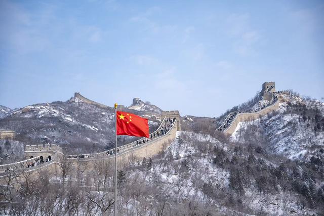 雪后八达岭长城如巨龙卧雪，一派北国风光