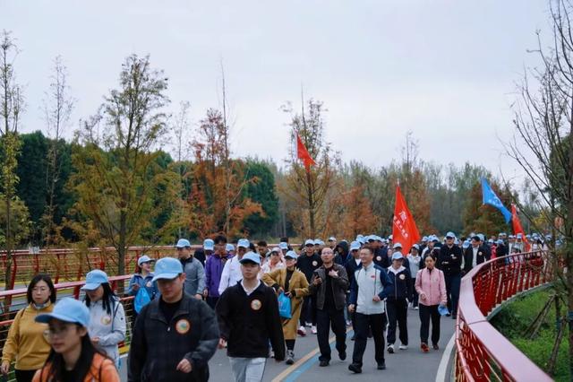 用脚步丈量滇池美景 用活力凝聚发展力量 呈贡区2025年“昆明企业家日”健步走活动圆满举行