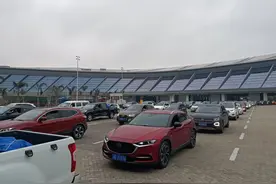 海口新海港每日增开2个新能源小车出岛专班图片