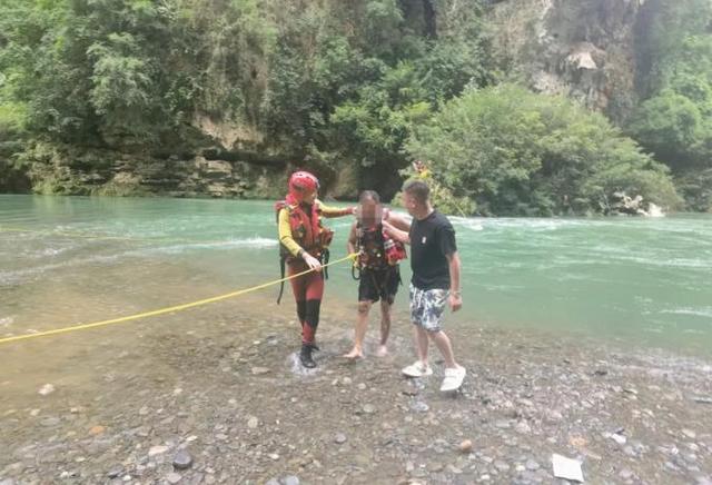 4人探险马岭河，1人踩空被冲走！