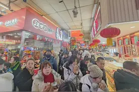 哈尔滨这里太火了！门外的冰糖葫芦每天都能卖出上千串图片