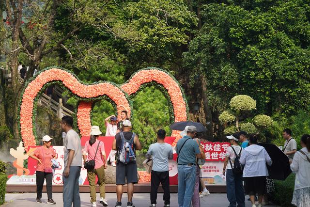 国庆假期首日，罗浮山景区非遗美食吸引游客