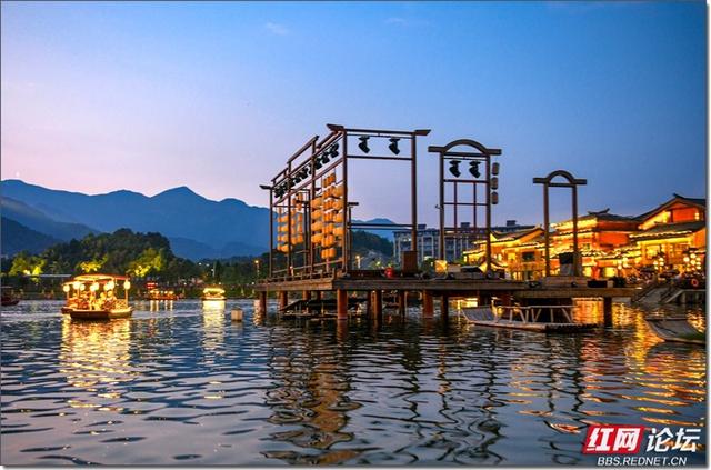 当夜色笼罩金月湖：一场热闹与静谧之间的选择